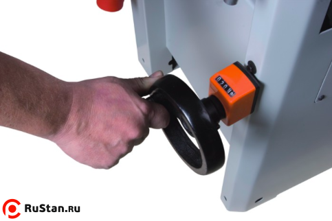 Установка высоты рейсмусования с помощью маховика, очень важно при строгании тонких реек. фото №3 ADH 310 фото №3